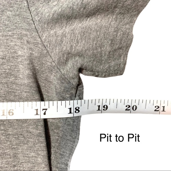 University of Iowa Hawkeyes Short Sleeve V-Neck Graphic T-Shirt Size Medium - Picture 10 of 13